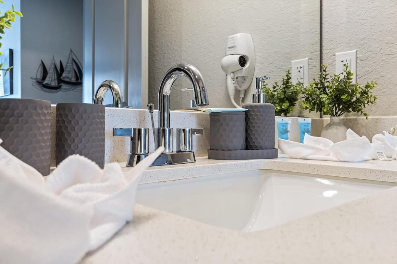 Central Avenue 2 Bed Mins From Tropicana Field St. Petersburg Bagian luar foto